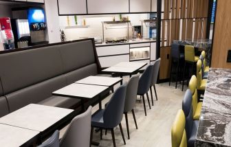 Dining area perfect for coworking at Plaza Premium Lounge - Teminal 3 (YYZ).
