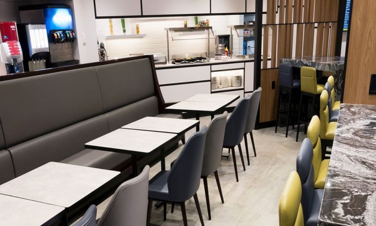 Dining area perfect for coworking at Plaza Premium Lounge - Teminal 3 (YYZ).
