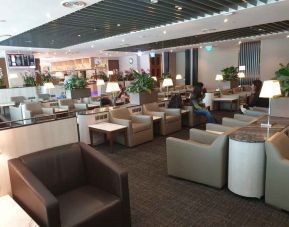 Ample seats with natural light perfect for coworking at SATS Premier Lounge - Terminal 2 (SIN).
