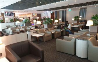 Ample seats with natural light perfect for coworking at SATS Premier Lounge - Terminal 2 (SIN).
