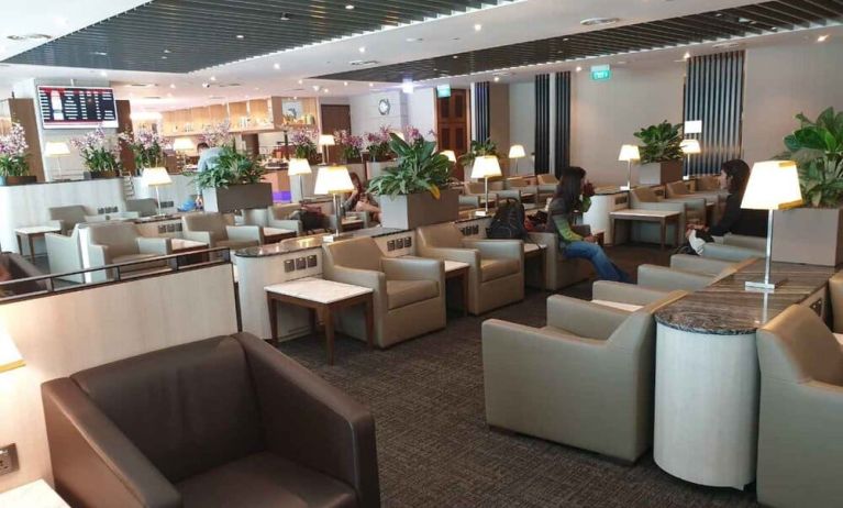 Ample seats with natural light perfect for coworking at SATS Premier Lounge - Terminal 2 (SIN).
