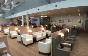 Ample seats with natural light perfect for coworking at SATS Premier Lounge - Terminal 3 (SIN).
