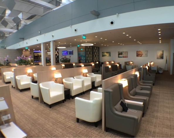 Ample seats with natural light perfect for coworking at SATS Premier Lounge - Terminal 3 (SIN).
