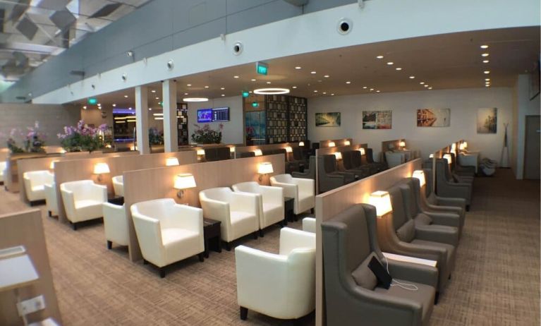 Ample seats with natural light perfect for coworking at SATS Premier Lounge - Terminal 3 (SIN).
