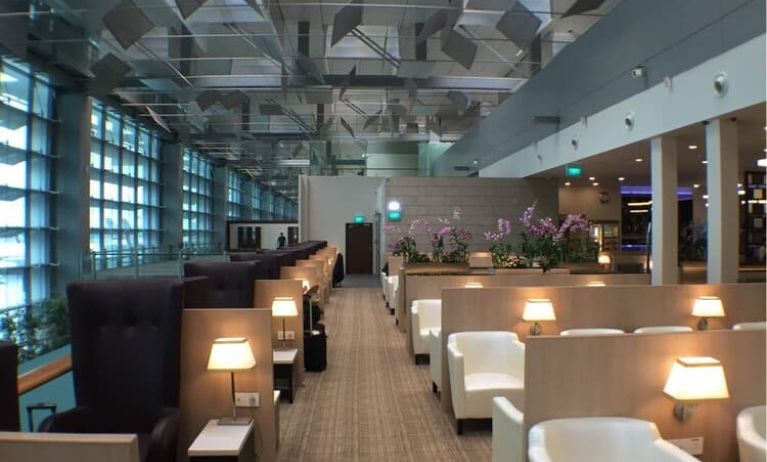 Ample seats with natural light perfect for coworking at SATS Premier Lounge - Terminal 3 (SIN).