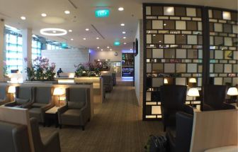 Ample seats with natural light perfect for coworking at SATS Premier Lounge - Terminal 3 (SIN).