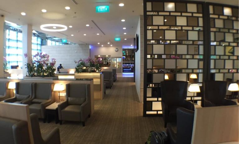 Ample seats with natural light perfect for coworking at SATS Premier Lounge - Terminal 3 (SIN).