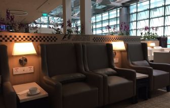 Ample seats with natural light perfect for coworking at SATS Premier Lounge - Terminal 3 (SIN).