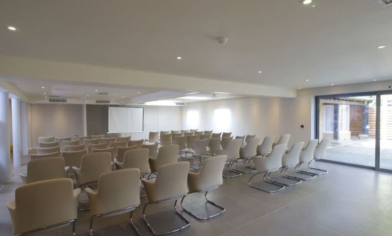 Professional meeting room at The Lodge - Putney Hotel.