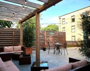 Outdoor patio at The Lodge - Putney Hotel.