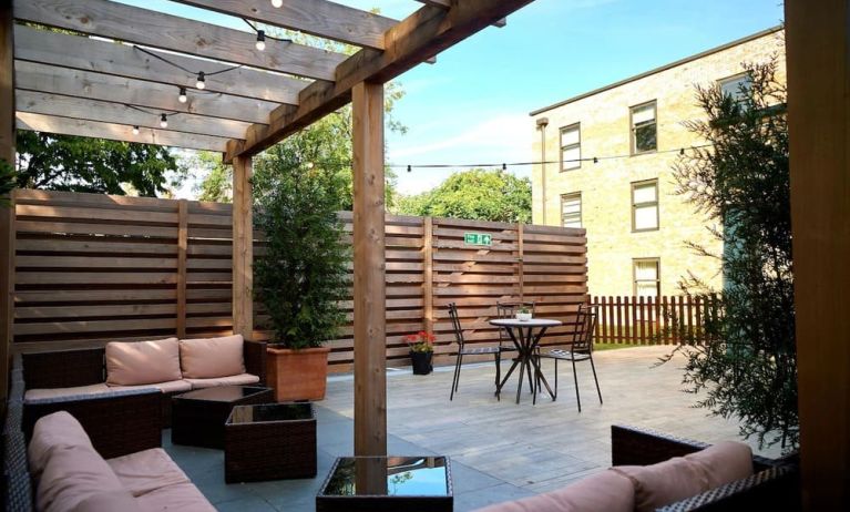 Outdoor patio at The Lodge - Putney Hotel.