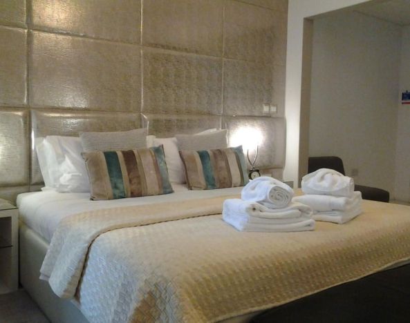 King bed at Room Home Stay.
