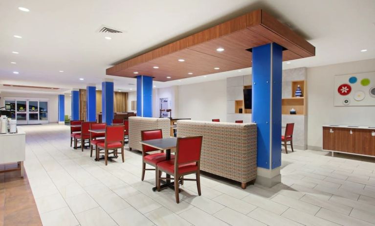 Dining area perfect for coworking at Holiday Inn Express & Suites Corona.