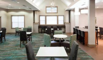 Dining area perfect for coworking at Residence Inn By Marriott Hattiesburg.