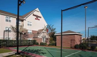 Tennis and basketball court at Residence Inn By Marriott Hattiesburg.