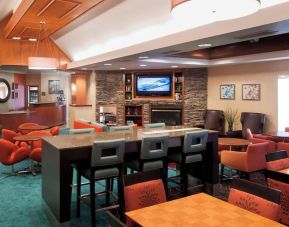 Dining area perfect for coworking at Residence Inn By Marriott Bentonville Rogers.