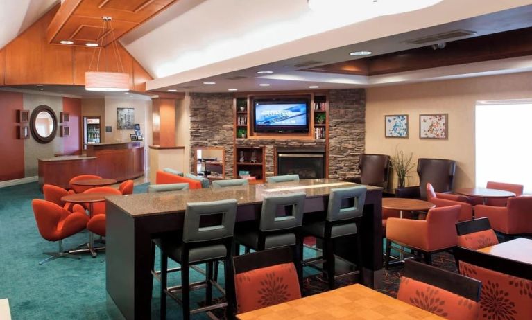 Dining area perfect for coworking at Residence Inn By Marriott Bentonville Rogers.