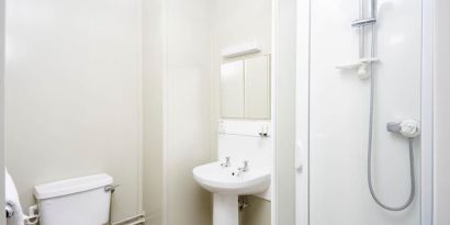 Private guest bathroom at Nightel.