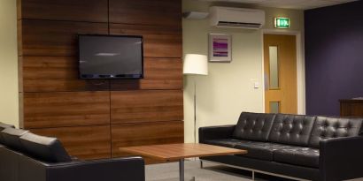 Comfortable lobby lounge, perfect for co-working at Nightel.