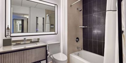 Guest bathroom with shower and tub at Hyatt Regency Chicago.