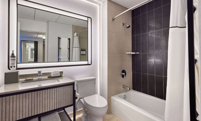 Guest bathroom with shower and tub at Hyatt Regency Chicago.