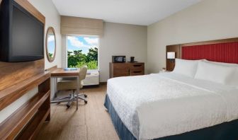 Day use room with work desk at Hampton Inn By Hilton Fort Lauderdale-Cypress Creek.
