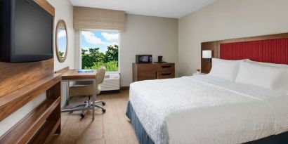 Day use room with work desk at Hampton Inn By Hilton Fort Lauderdale-Cypress Creek.
