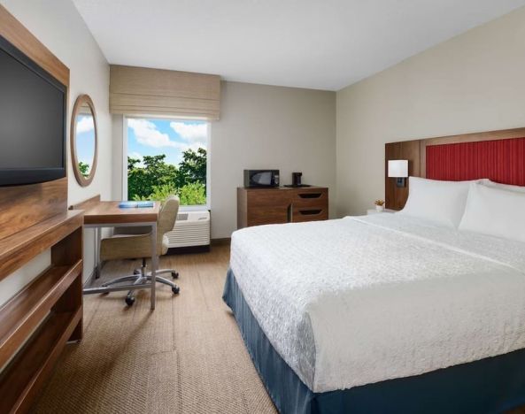 Day use room with work desk at Hampton Inn By Hilton Fort Lauderdale-Cypress Creek.
