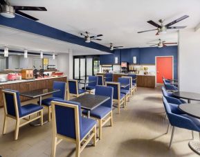 Dining area perfect for coworking at Hampton Inn By Hilton Fort Lauderdale-Cypress Creek.