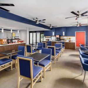 Dining area perfect for coworking at Hampton Inn By Hilton Fort Lauderdale-Cypress Creek.