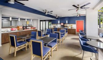 Dining area perfect for coworking at Hampton Inn By Hilton Fort Lauderdale-Cypress Creek.