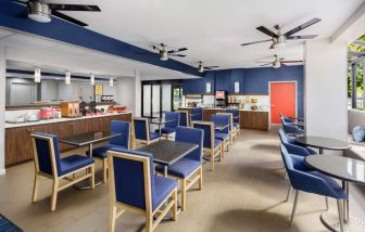 Dining area perfect for coworking at Hampton Inn By Hilton Fort Lauderdale-Cypress Creek.