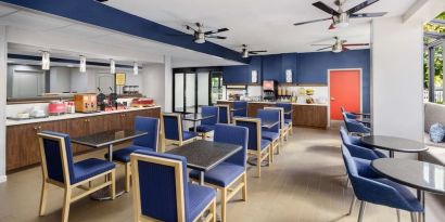 Dining area perfect for coworking at Hampton Inn By Hilton Fort Lauderdale-Cypress Creek.