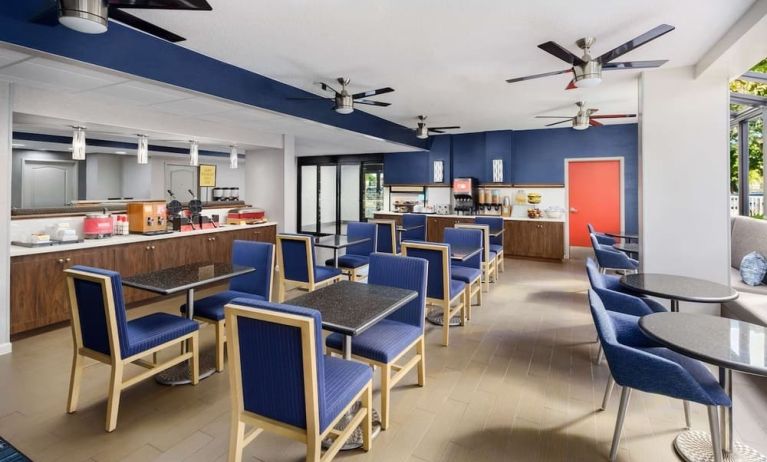 Dining area perfect for coworking at Hampton Inn By Hilton Fort Lauderdale-Cypress Creek.