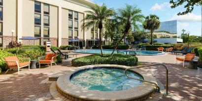 Hot tub beside the pool at Hampton Inn By Hilton Fort Lauderdale-Cypress Creek.