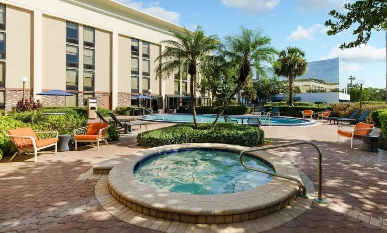 Hot tub beside the pool at Hampton Inn By Hilton Fort Lauderdale-Cypress Creek.