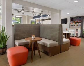 Lobby and coworking lounge at Hampton Inn By Hilton Fort Lauderdale-Cypress Creek.