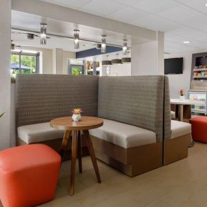 Lobby and coworking lounge at Hampton Inn By Hilton Fort Lauderdale-Cypress Creek.