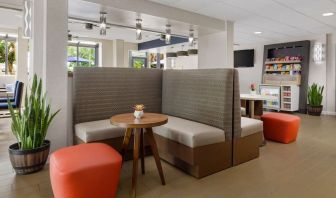 Lobby and coworking lounge at Hampton Inn By Hilton Fort Lauderdale-Cypress Creek.