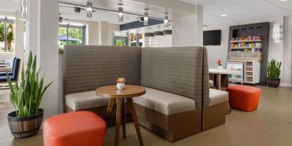 Lobby and coworking lounge at Hampton Inn By Hilton Fort Lauderdale-Cypress Creek.