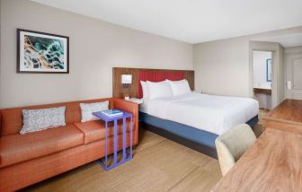 Day use room with work desk and sofa at Hampton Inn By Hilton Fort Lauderdale-Cypress Creek.