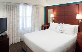 Day use room with natural light at Residence Inn Kansas City Overland Park.
