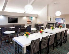 Dining area perfect for coworking at Residence Inn Kansas City Overland Park.