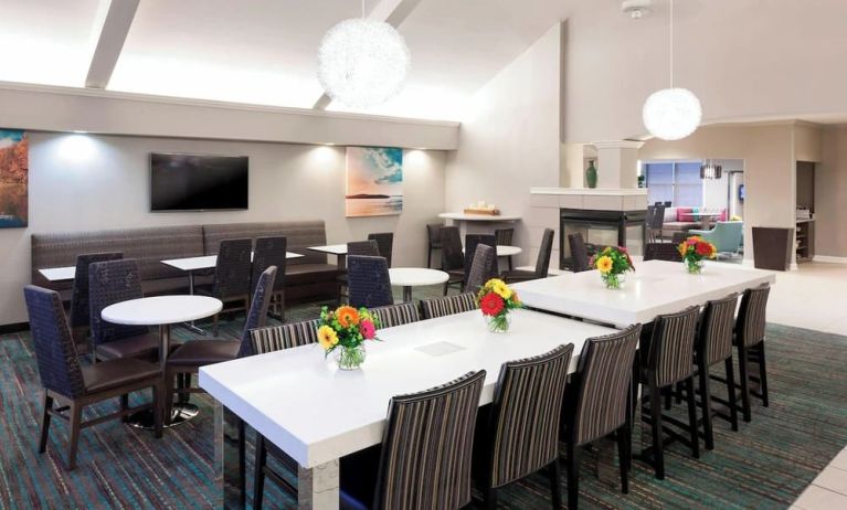 Dining area perfect for coworking at Residence Inn Kansas City Overland Park.