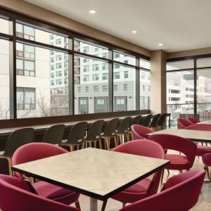 Dining area perfect for coworking at Home2 Suites By Hilton Chicago River North.
