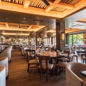 Dining area perfect for coworking at Alohilani Resort Waikiki Beach.