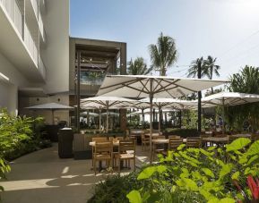 Alfresco dining perfect for coworking at Alohilani Resort Waikiki Beach.