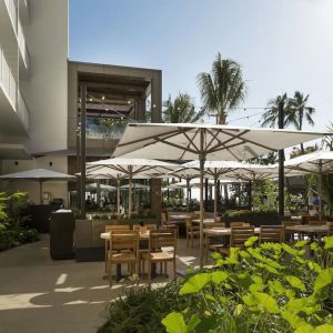 Alfresco dining perfect for coworking at Alohilani Resort Waikiki Beach.