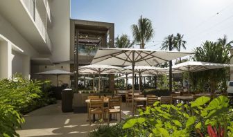 Alfresco dining perfect for coworking at Alohilani Resort Waikiki Beach.