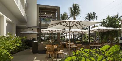 Alfresco dining perfect for coworking at Alohilani Resort Waikiki Beach.